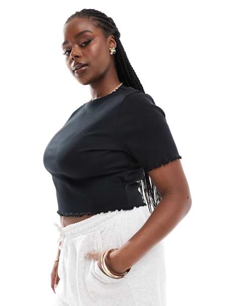 COLLUSION Plus - Geribbeld T-shirt met golvende randjes in zwart - view 1