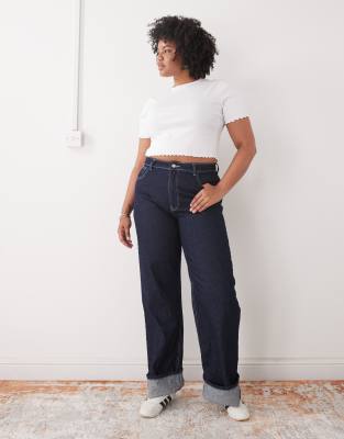 COLLUSION Plus - Geripptes T-Shirt in Weiß mit Kräuselsaum