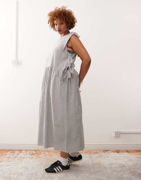 COLLUSION Plus – Gestreiftes Midikleid in Grau und Weiß mit Wickel- und Bindedetail - view 1