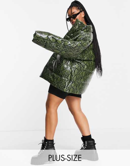 COLLUSION Plus - Gewatteerd puffer jack met hoogglans slangenprint in groen