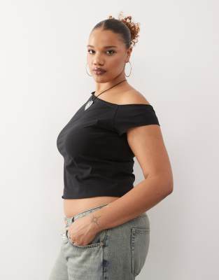 Collusion COLLUSION Plus off shoulder short sleeve top in black