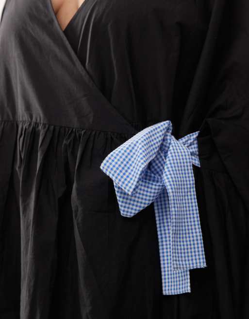 COLLUSION Plus - Robe babydoll cache-cœur à coupe longue oversize avec liens contrastants à carreaux vichy - Noir, 3 de 4