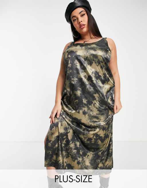 COLLUSION Plus - Robe nuisette longue en satin effet tie & dye - Noir et kaki