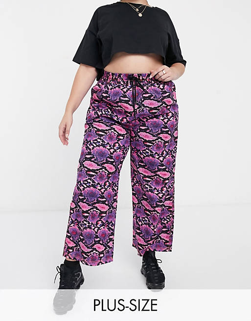 COLLUSION – Plus – Różowe spodnie z szerokimi nogawkami w wężowy wzór