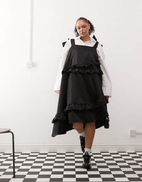 COLLUSION Plus – Satin-Hängerkleid in Schwarz mit Rüschen - view 1