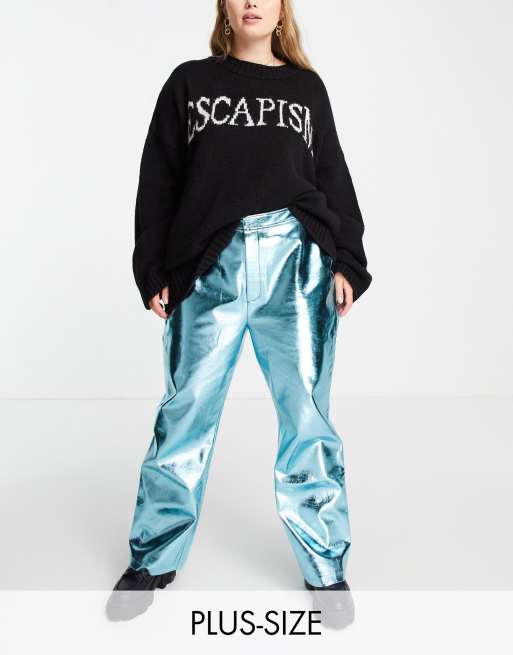COLLUSION Plus – Schlaghose aus Kunstleder in Metallic-Blau mit Zierausschnitt