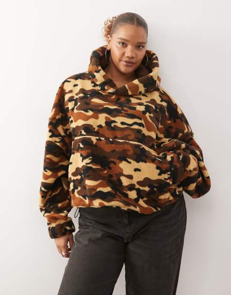 COLLUSION Plus - Sweat à capuche imitation peau de mouton à motif camouflage - view 1