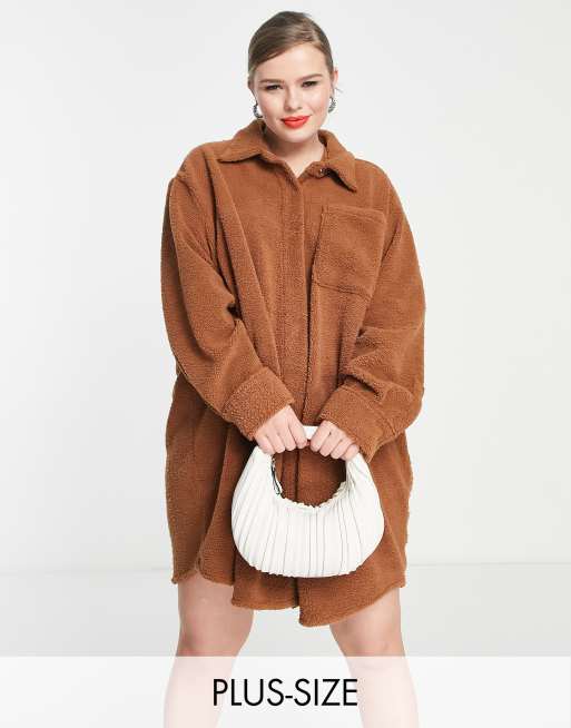 COLLUSION Plus - Vestito camicia corto oversize in pile borg marrone