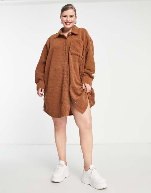 COLLUSION Plus - Vestito camicia corto oversize in pile borg marrone, 2 di 4