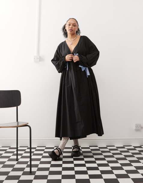 COLLUSION Plus - Vestito grembiule lungo avvolgente oversize nero a quadretti a contrasto con lacci - view 1