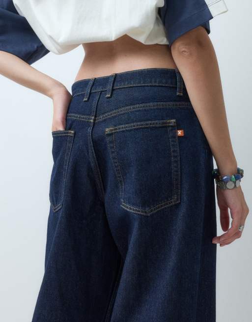 COLLUSION Plus - X001 - Antifit jeans met halfhoge taille en donkere rinse wassing, 4 van 5