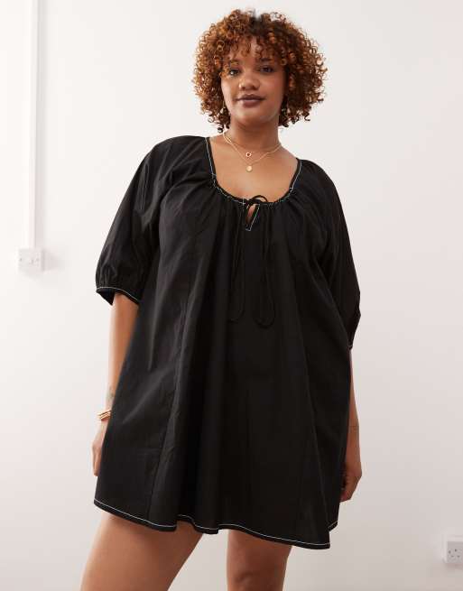 COLLUSION – Plusstorlek – Svart smockklänning i vid minimodell med puffärmar, 2 av 4