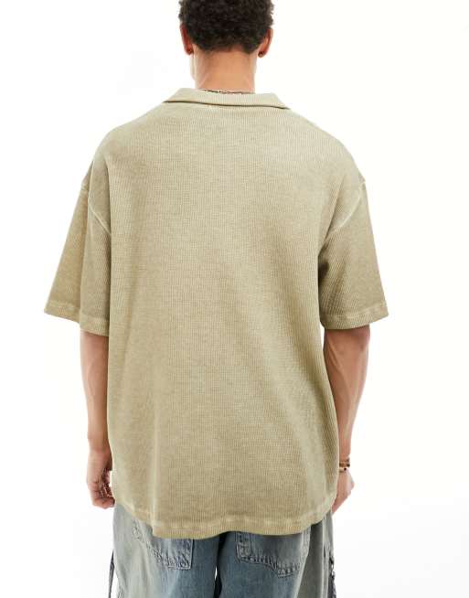 COLLUSION - Poloshirt met wafelstructuur en grafische print op de voorkant in kaki, 3 van 4