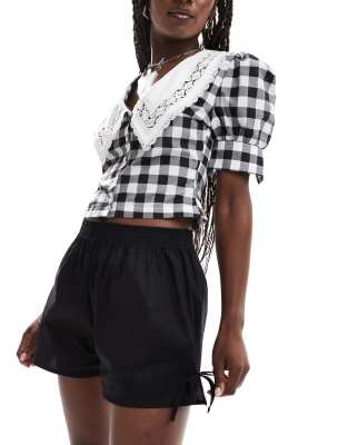 poplin short with tie side in black