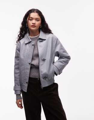 COLLUSION - PU-Jacke in Pastellblau mit Kragendetail und Metallverzierung