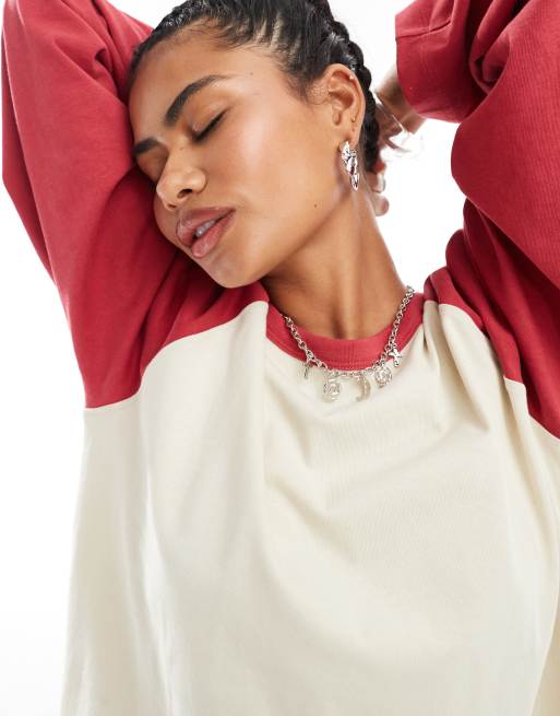 COLLUSION – Kastiges Shirt in Ecru mit langen burgunderroten Raglanärmeln