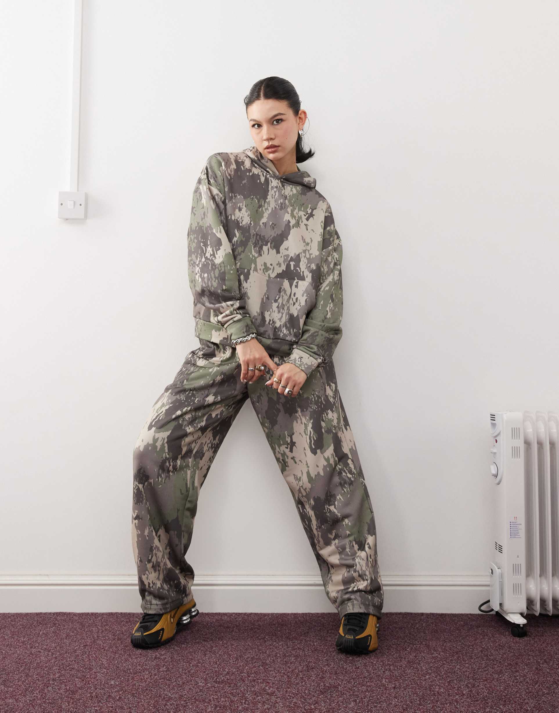 collusion relaxed hoodie in green camo