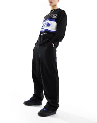 Relaxed skate sweatpants in black