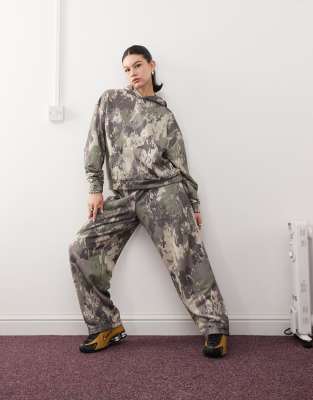 relaxed sweatpants in green camo-Multi