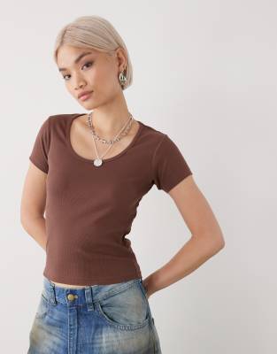 Collusion Ribbed Short Sleeve Scoop Neck Top In Brown