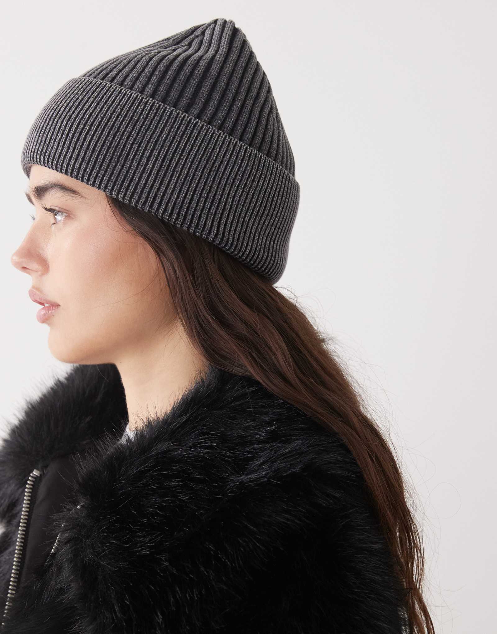 Выстиранная шапочка в рубчик из сговора, окрашенная древесным углем