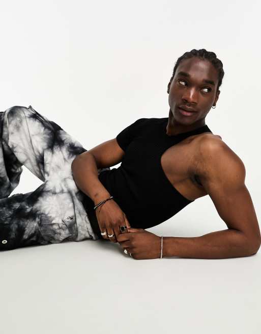 COLLUSION - Ribstrikket oneshoulder-top i sort