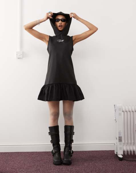 COLLUSION - Robe à capuche courte et moulante ornée de strass avec taille basse et jupe volumineuse - view 1