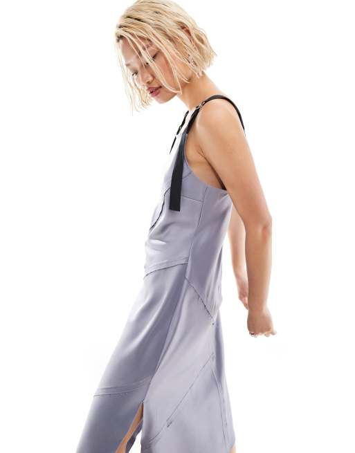 COLLUSION - Robe nuisette en satin à coutures brutes avec détails en métal - Gris argenté, 2 de 4
