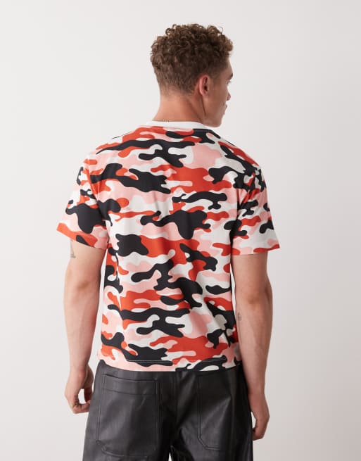 COLLUSION – Röd, kamouflagemönstrad, smal t-shirt, 3 av 5