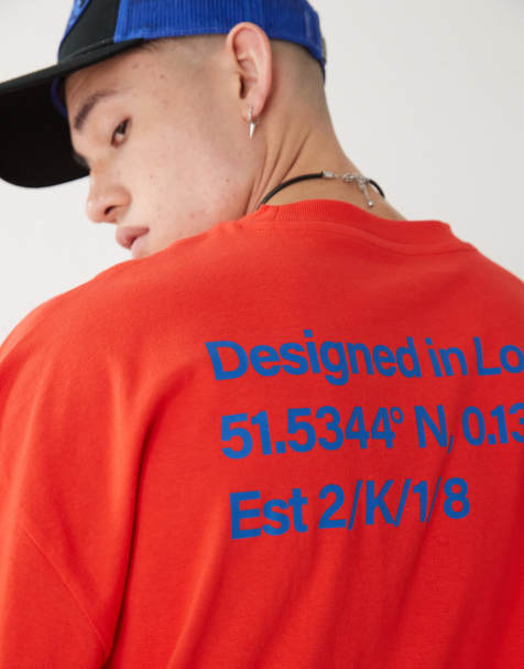 COLLUSION – Röd t-shirt med blått tryck med koordinater - view 1