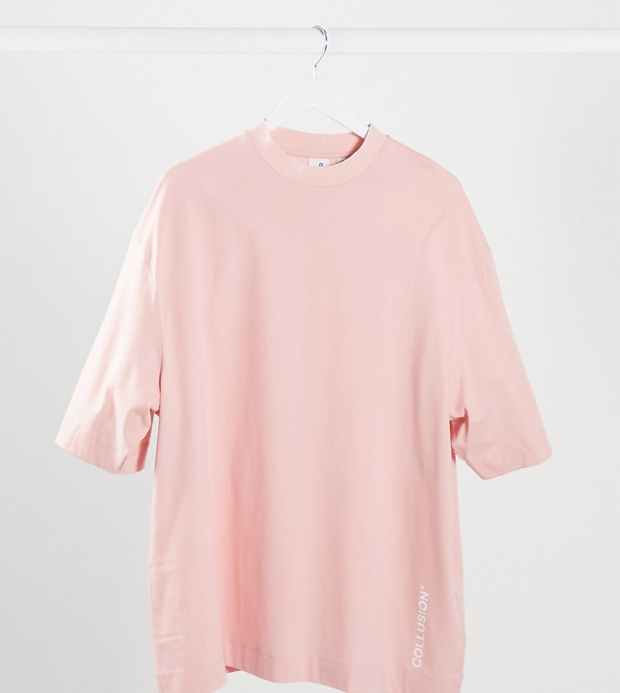 COLLUSION – Rosa t-shirt i oversize med logga