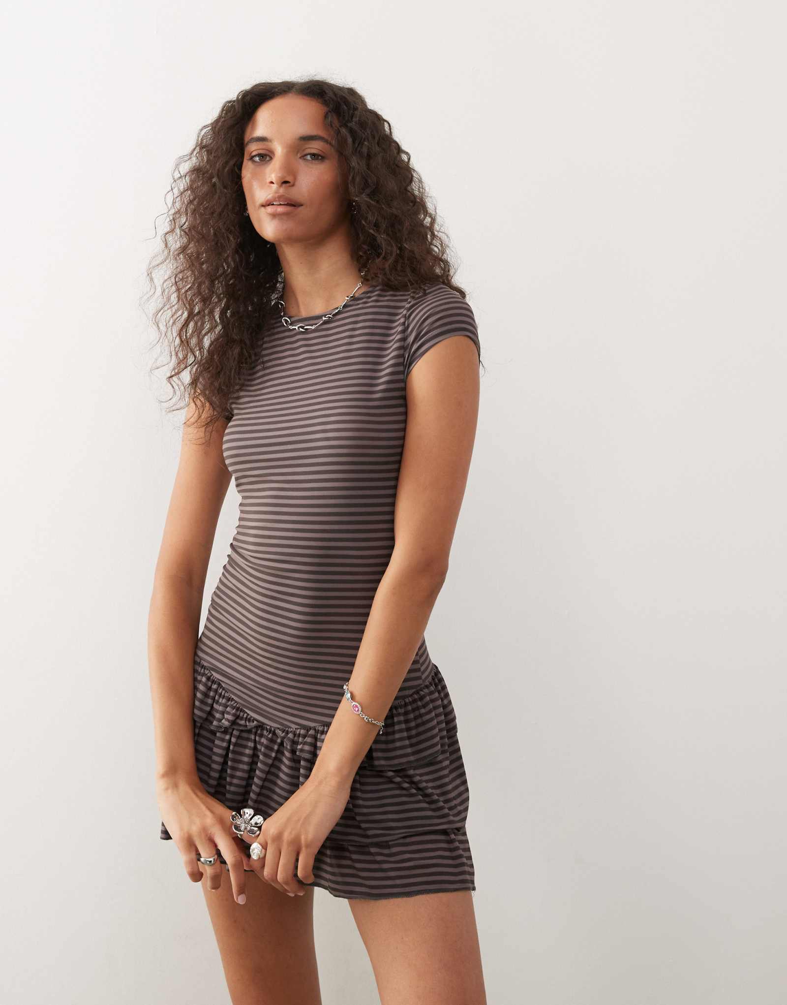 Мини-платье с оборками COLLUSION в коричневую гранжевую полоску