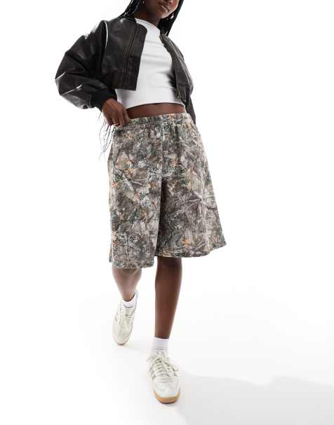 COLLUSION - Ruimvallende lange sweatshort in bosachtige camouflageprint - view 1