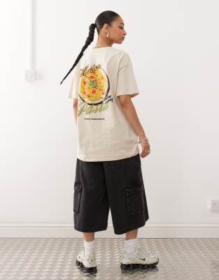 COLLUSION – Sandfärgad t-shirt i oversize med pastatryck baktill - view 1