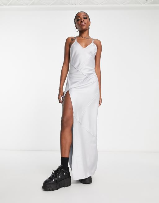 COLLUSION – Satin-Maxikleid in Silber mit Ziernaht 
