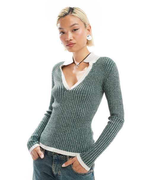 COLLUSION – Schimmernder Strickpullover in Tannengrün mit V-Ausschnitt - view 1