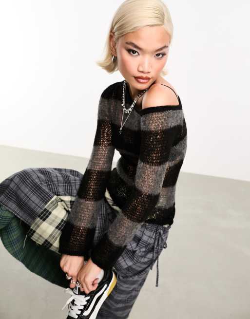 COLLUSION – Schulterfreier Pullover aus grobmaschigem Material in Schwarz und Grau mit Streifen