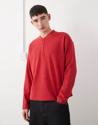 Schweres, langärmliges Oversize-Pikee-Shirt in verwaschenem Rot mit kastigem Schnitt und Henley-Ausschnitt Rot XS