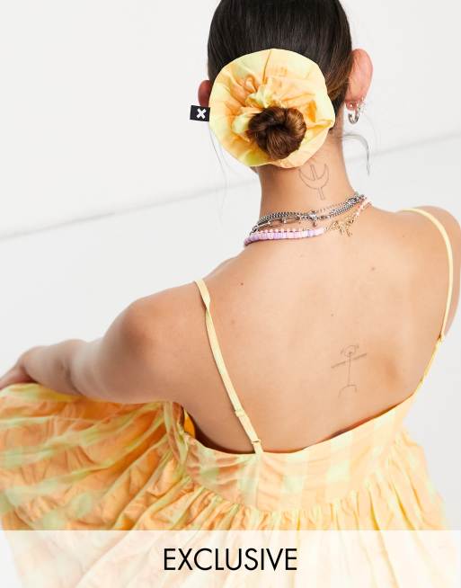 COLLUSION - Seersucker scrunchie met gingham ruit in oranje en geel
