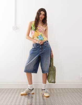 COLLUSION - Skater-Jorts aus Denim in Rinse-Waschung mit Kontrastnaht-Blau
