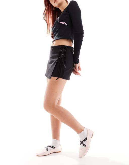 COLLUSION - Skort met lage taille, overslag en gestrikt detail in zwart, 2 van 5
