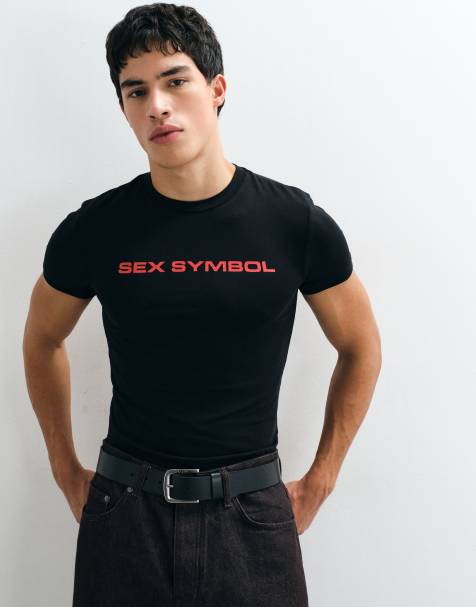 COLLUSION skrócony T-shirt z napisem „sex symbol” w kolorze czarnym - view 1