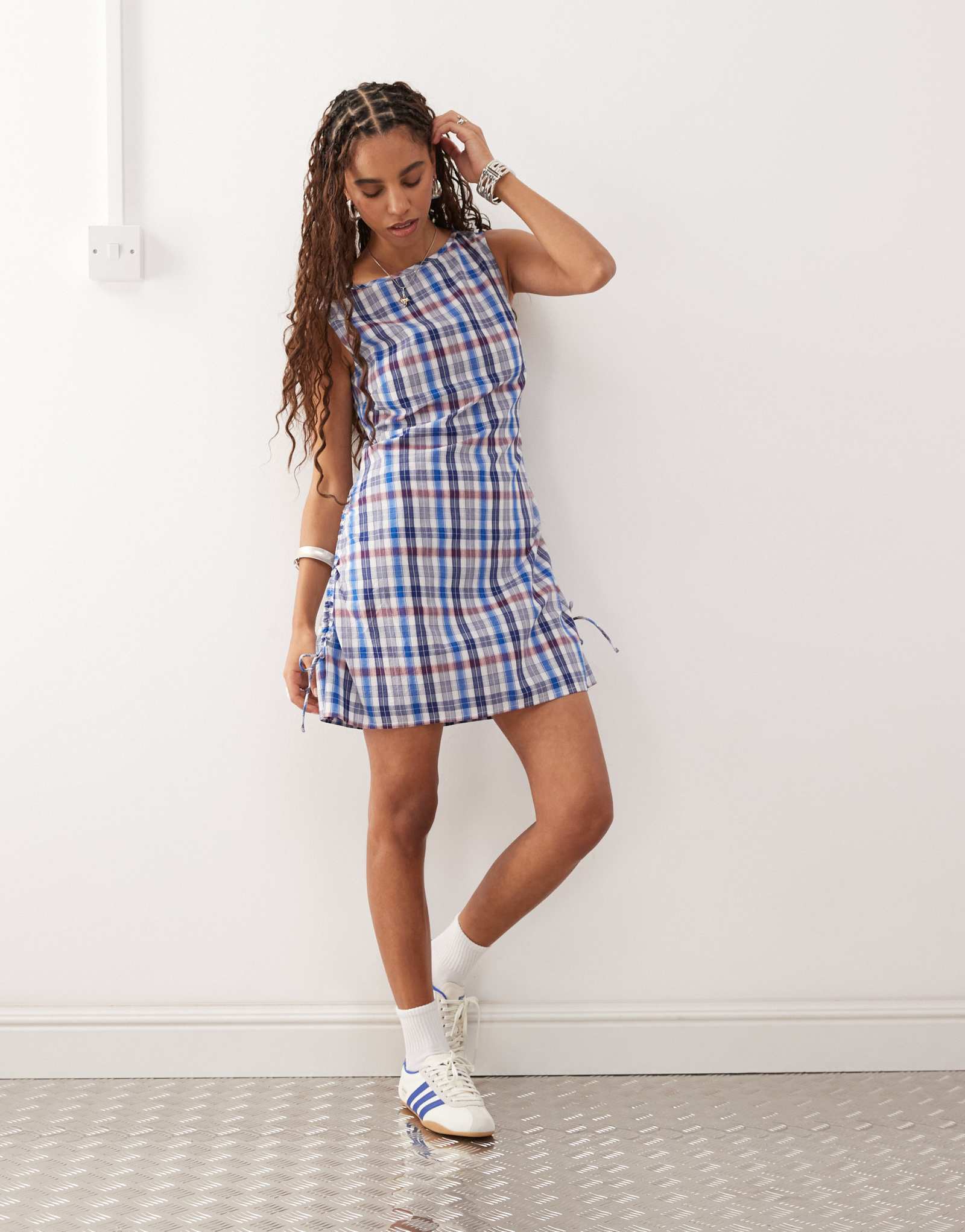 Мини-платье в сговор с вырезом лодочкой в синюю клетку