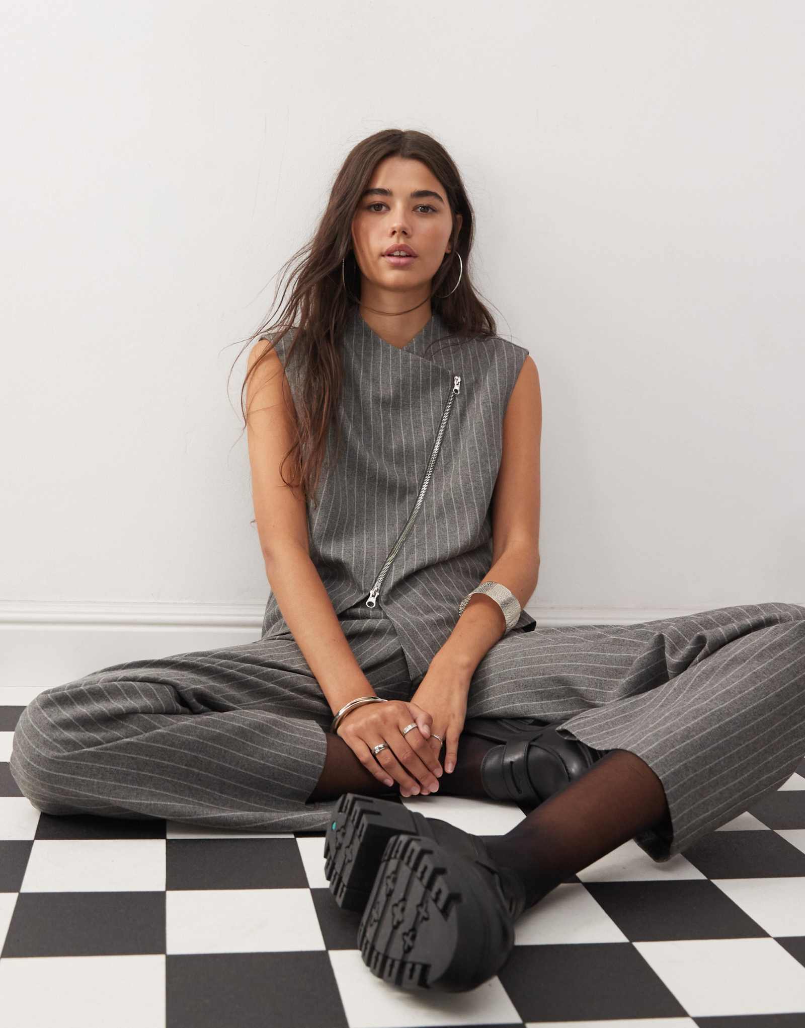 Чистая рубашка без рукавов COLLUSION на молнии в угольную полоску - часть комплекта 10790₽