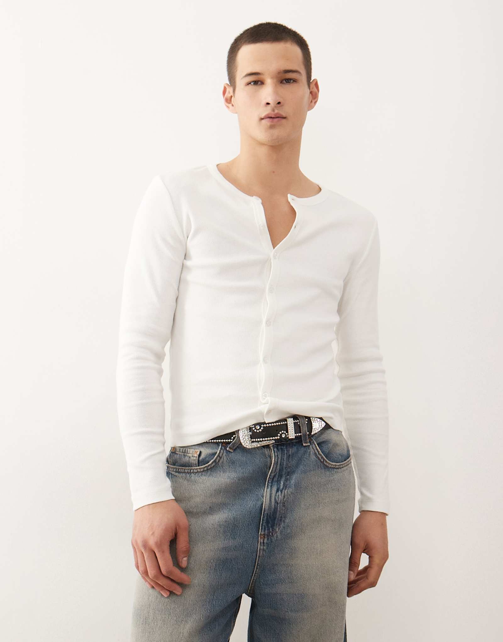 Приталенная рубашка henley на пуговицах от COLLUSION цвета экрю