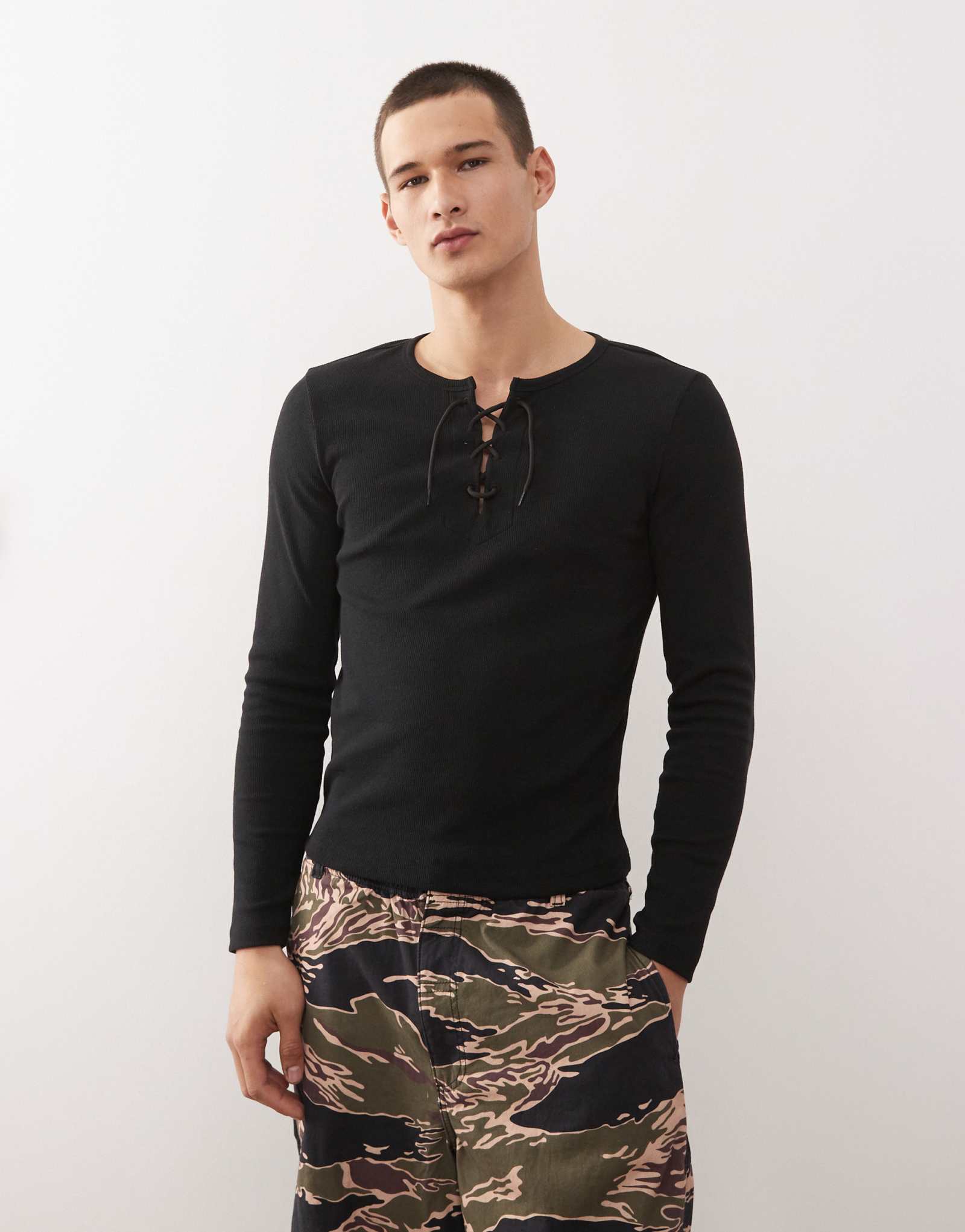 Облегающая футболка COLLUSION henley с длинным рукавом черного цвета и галстуком-бабочкой