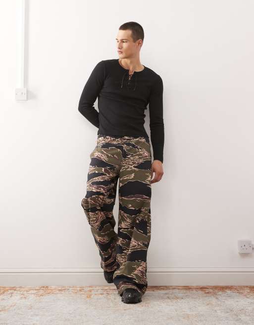 COLLUSION - Sort smal T-shirt med henley-hals, lange ærmer og bindedetalje i mesh