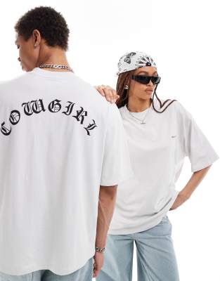 COLLUSION - SLOGAN - Unisex - Skater Fit T-Shirt in Weiß mit Western-Cowgirl-Schriftzug