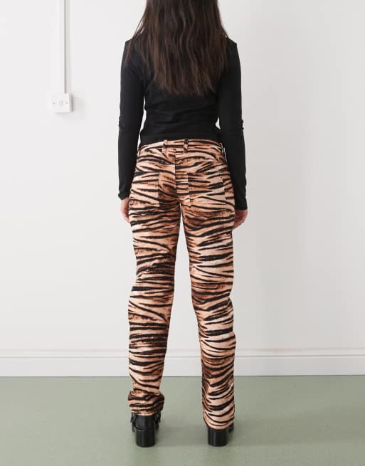 COLLUSION - Smalle bootcut jeans met lage taille in tijgerprint, 3 van 5