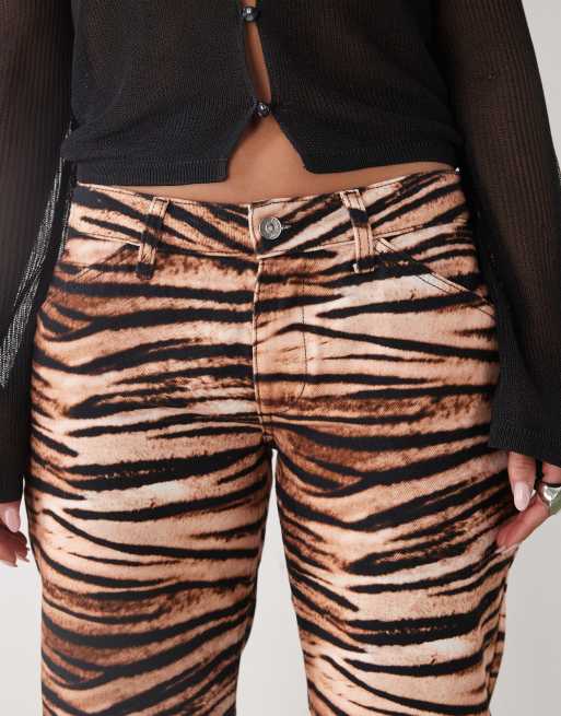 COLLUSION - Smalle bootcut jeans met lage taille in tijgerprint, 4 van 5